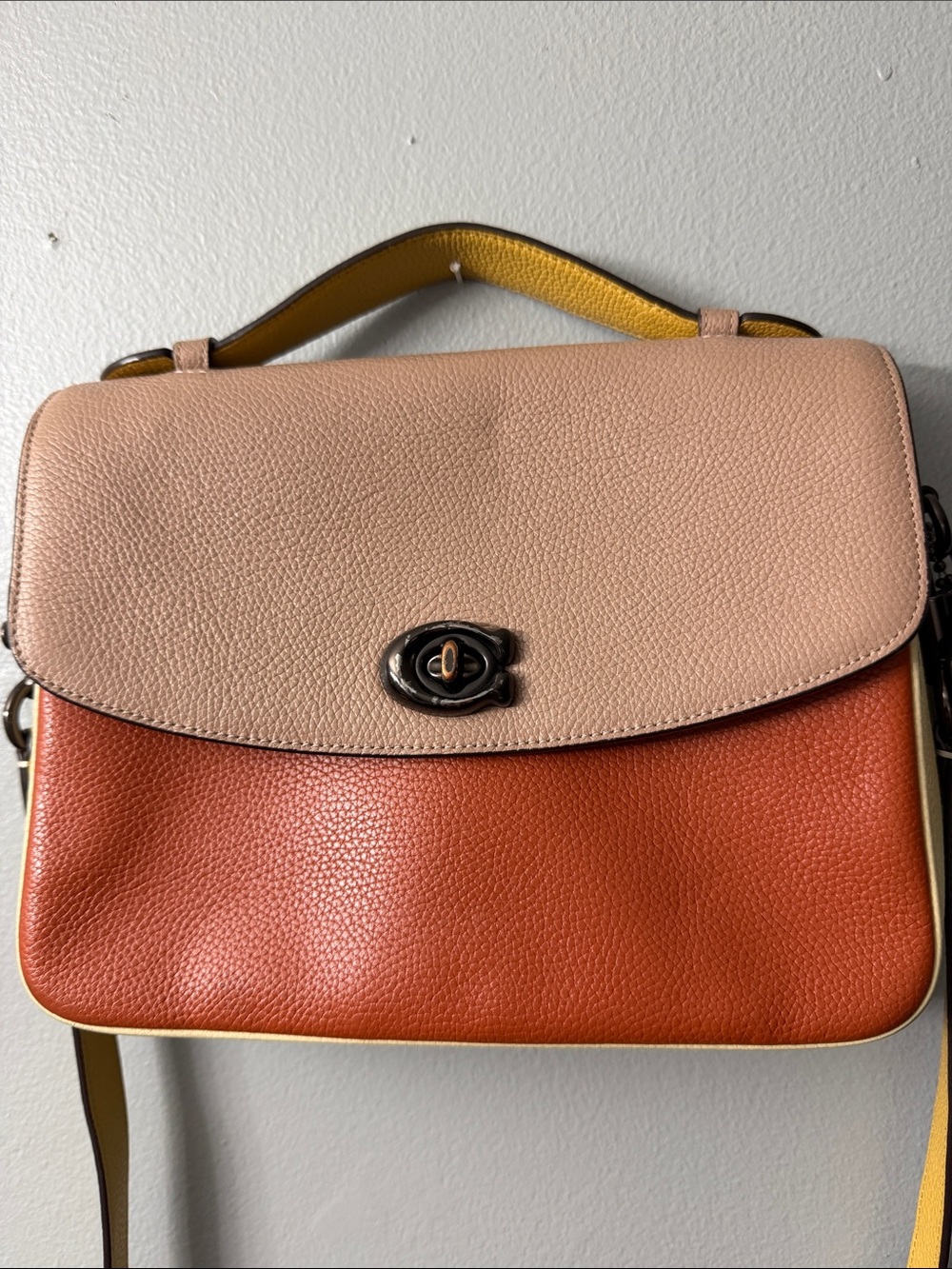 Coach Cassie Crossbody in a colorblock leather design turn-lock closure - Picture 3 of 9